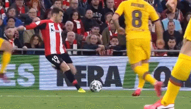 阿根廷国家队抵达安哥拉，大批球迷等候并高呼梅西名字