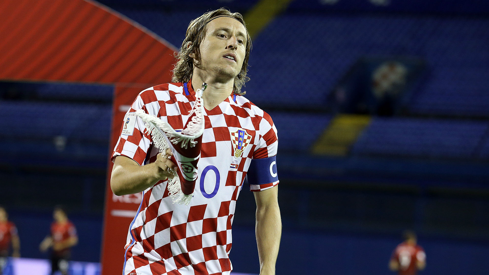 米兰0比1不敌拉齐奥，这场比赛再次证明，米兰需要一个中锋